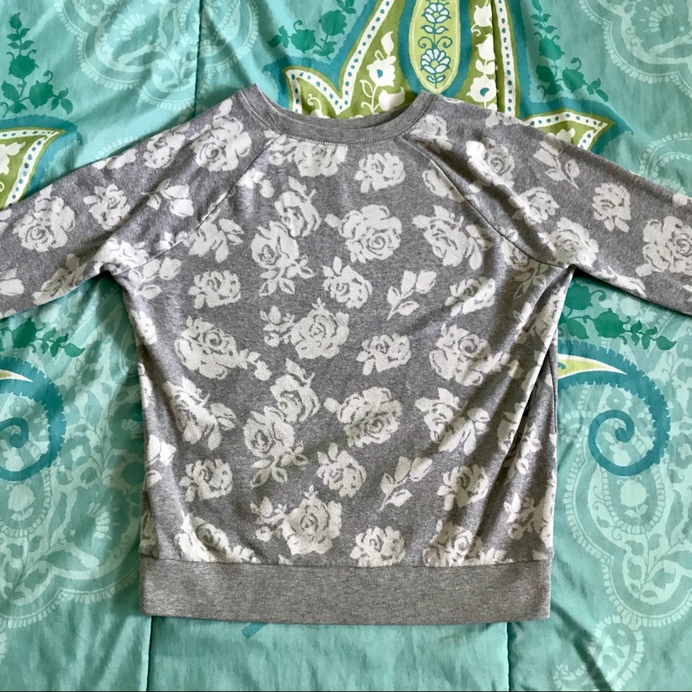 🦋gray sweater with white roses pattern